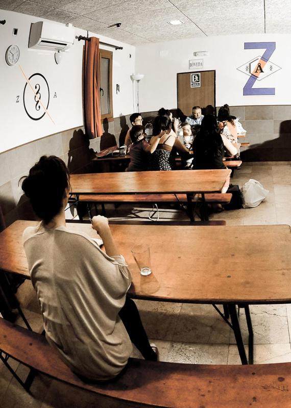 Albergue La Posada del Comendador Zaragoza Exterior foto A student in a classroom