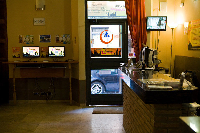 Albergue La Posada del Comendador Zaragoza Exterior foto A vending machine in a coffee shop