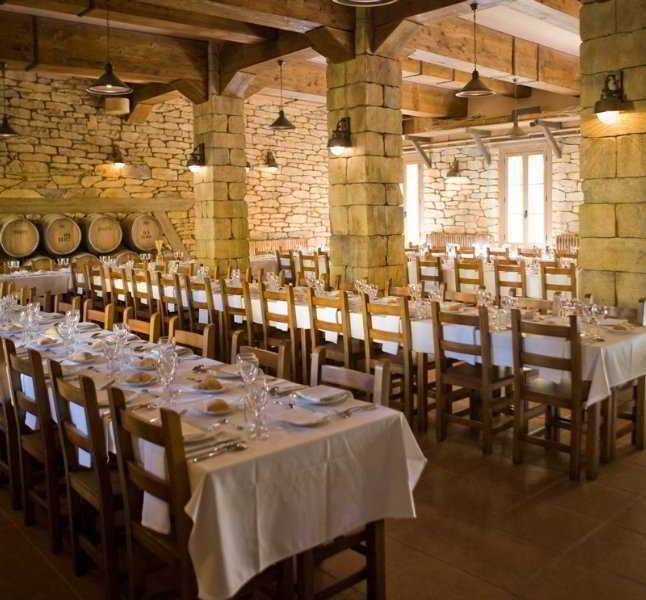 Albergue La Posada del Comendador Zaragoza Exterior foto Restaurant in the wine region of Rioja, Spain