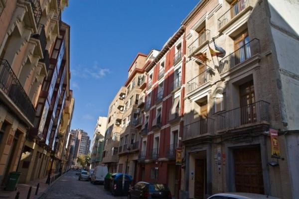Albergue La Posada del Comendador Zaragoza Exterior foto A street in the quarter of El Born