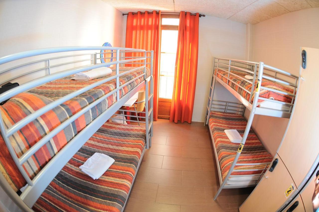 Albergue La Posada del Comendador Zaragoza Habitación foto Hostel room in France