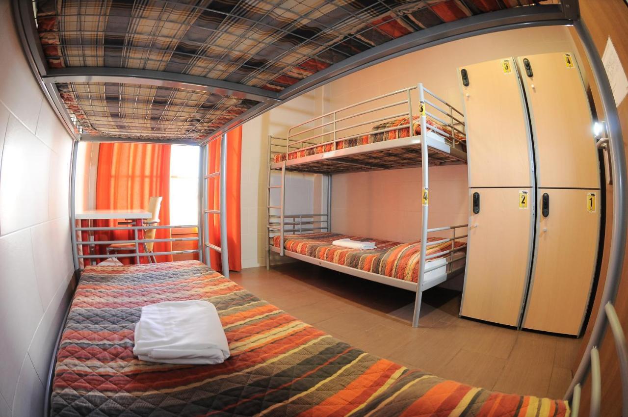 Albergue La Posada del Comendador Zaragoza Habitación foto Hostel room in Prague