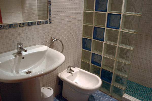 Albergue La Posada del Comendador Zaragoza Exterior foto A bidet in a bathroom